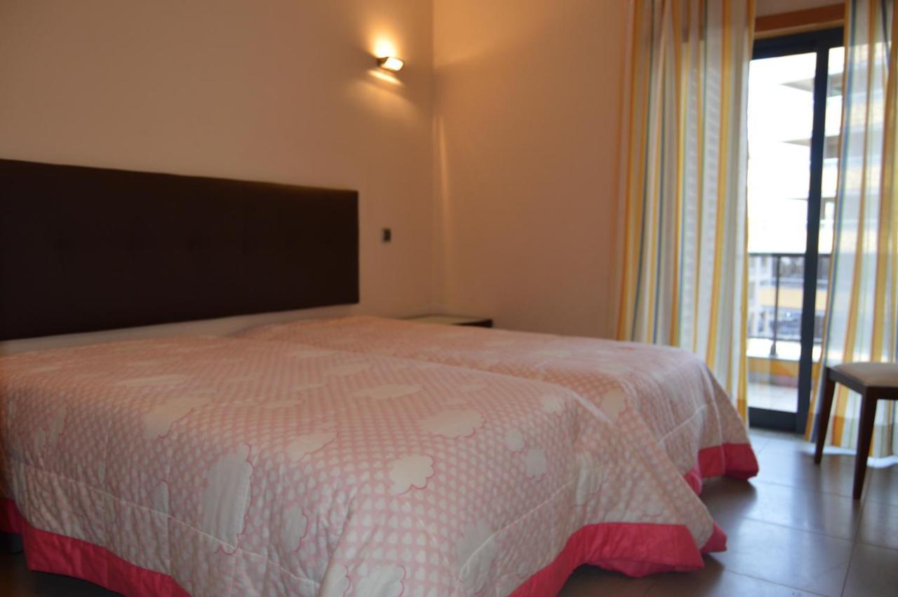 Apartamento Frente Ao Mar Com Piscina De Agua Salgada Quarteira Buitenkant foto